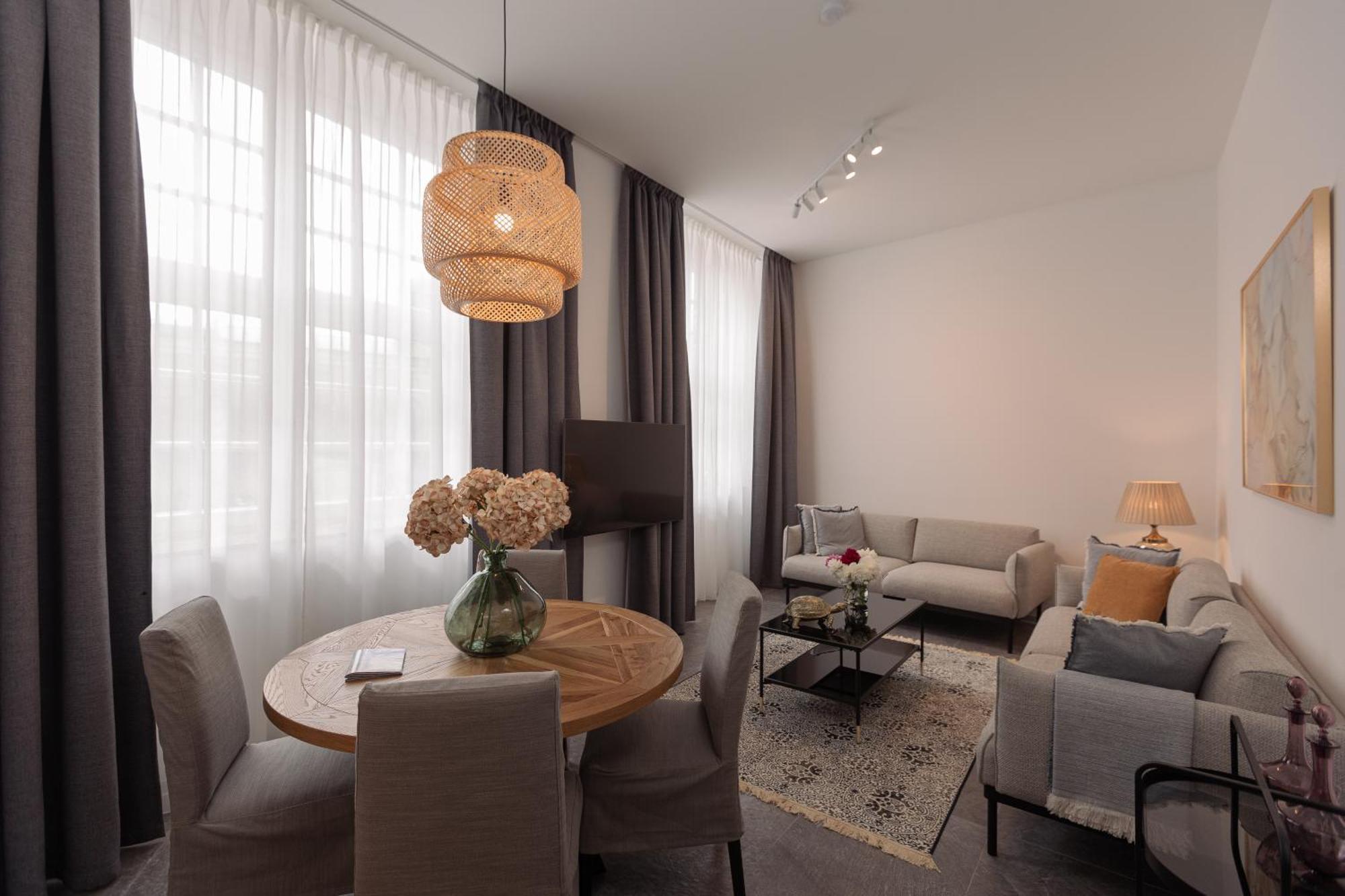 Căn hộ Old Great Location & View - Unique 2bdr 80m2 *