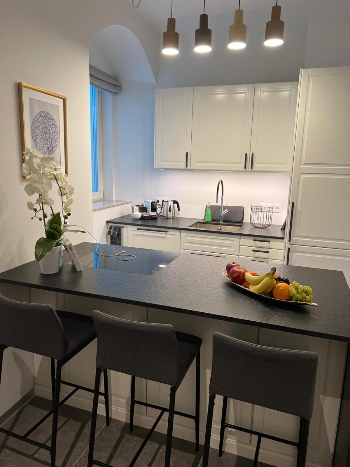 Old Great Location & View - Unique 2bdr 80m2 Căn hộ *
